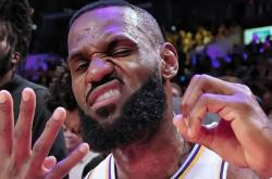 AYX- 詹姆斯爆冷击败日本队,关键助攻引爆全场的球员 